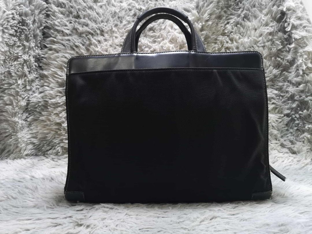 Zip Around Closure Laptop Bag (Category: Laptop Bags & Sleeves) located in Santa Cruz. Submitted by jmy_surplus.2 (Listing ID 1415082171, Image 3). Description: Size ; L - 11.5 W - 16 Color ; Black Type ; Laptop Bag Brand ; No brand Material ; Nylon Style ; Black Zipper Closure Laptop Bag LR 147 JMY 5 Batch #178.
