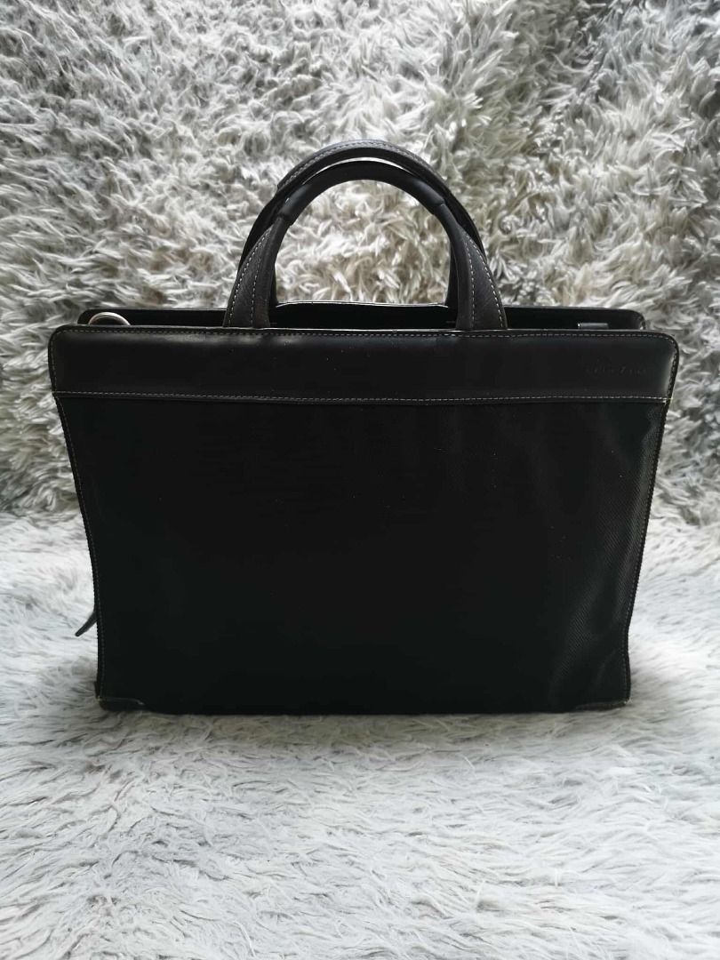 Zip Around Closure Laptop Bag (Category: Laptop Bags & Sleeves) located in Santa Cruz. Submitted by jmy_surplus.2 (Listing ID 1415082171, Image 1). Description: Size ; L - 11.5 W - 16 Color ; Black Type ; Laptop Bag Brand ; No brand Material ; Nylon Style ; Black Zipper Closure Laptop Bag LR 147 JMY 5 Batch #178.