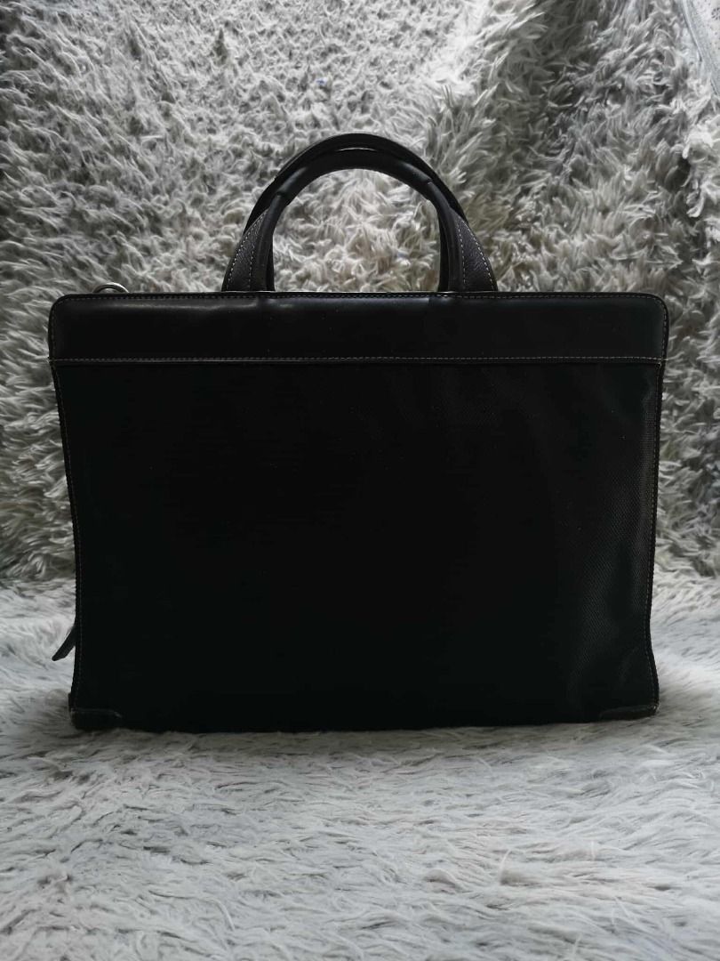 Zip Around Closure Laptop Bag (Category: Laptop Bags & Sleeves) located in Santa Cruz. Submitted by jmy_surplus.2 (Listing ID 1415082171, Image 2). Description: Size ; L - 11.5 W - 16 Color ; Black Type ; Laptop Bag Brand ; No brand Material ; Nylon Style ; Black Zipper Closure Laptop Bag LR 147 JMY 5 Batch #178.