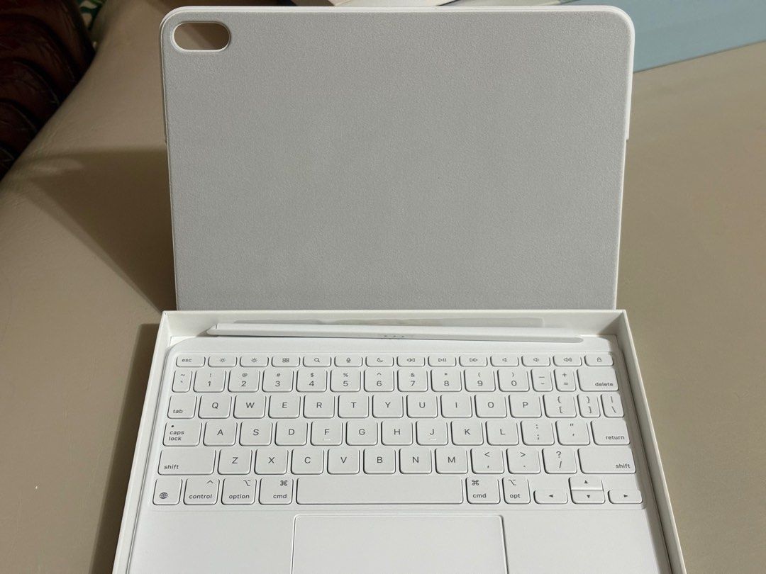 Apple iPad Magic Keyboard Folio (10th Generation) (Category: Computer Keyboard) located in Angeles City. Submitted by lee2bonita (Listing ID 1415268272, Image 2). Description: .