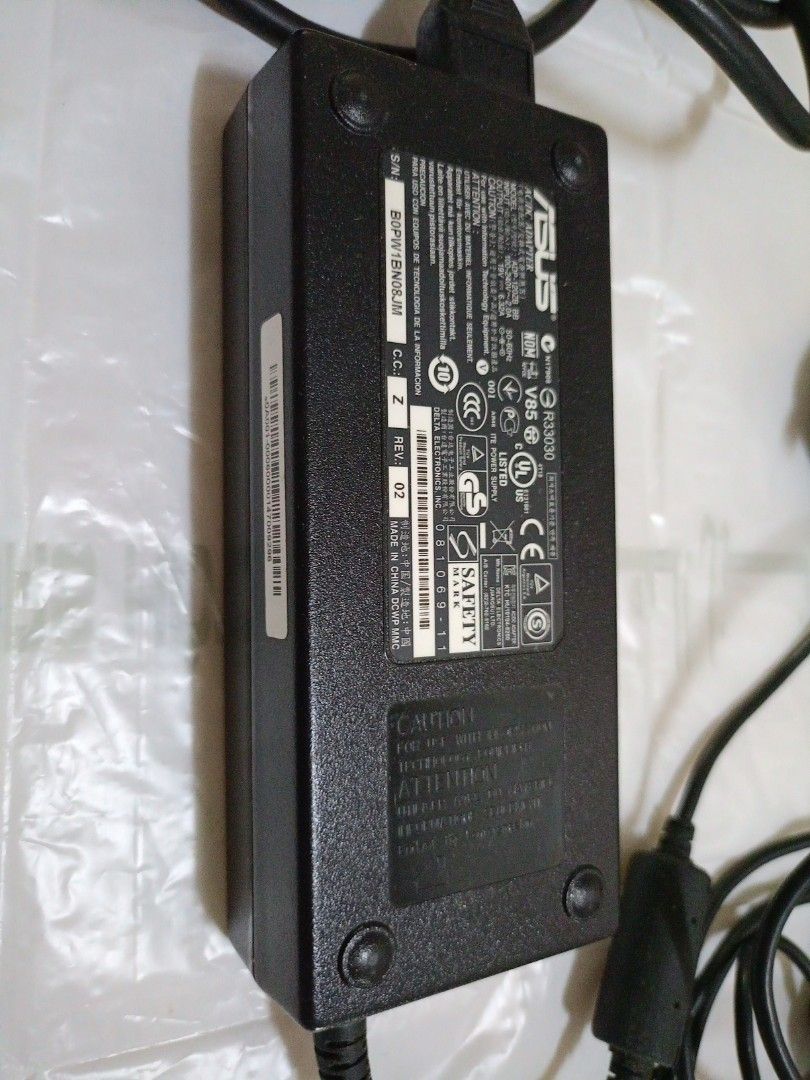 ASUS AC Adapter R33030405987246893312000