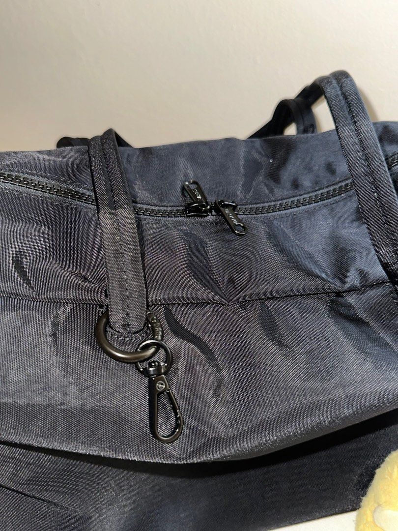 Baggu Bowler Bag (M) (Category: Luxury Bags & Wallets) located in Imus. Submitted by stufftodeclutter (Listing ID 1415244248, Image 2). Description: No flaws whatsoever. .