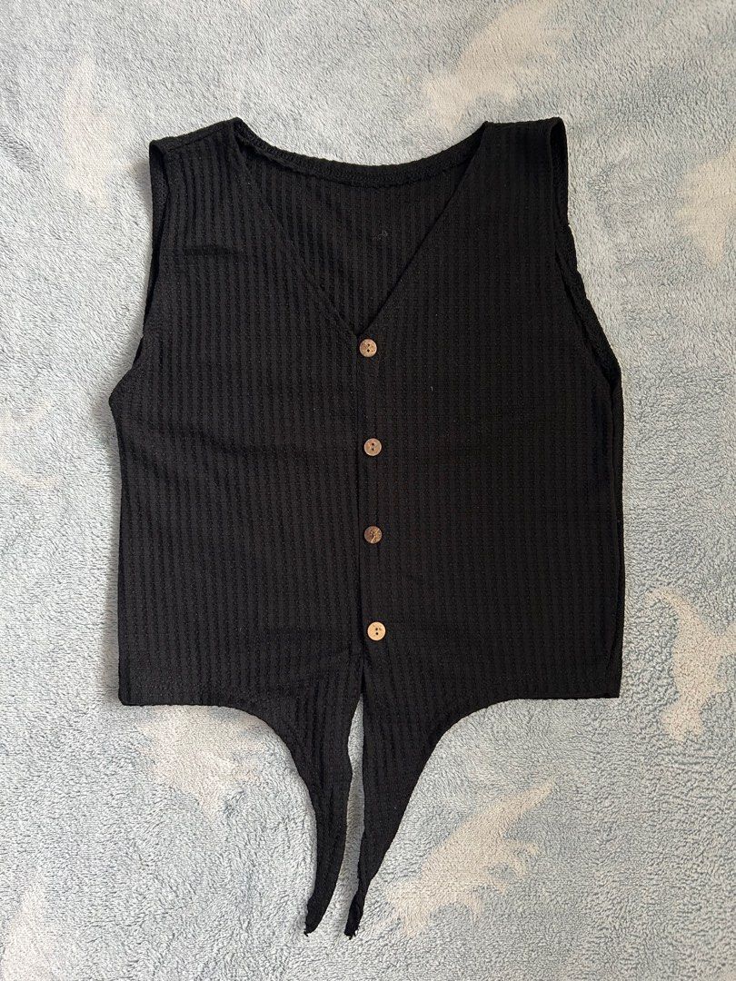 Black Ribbed Sleeveless Tank Top (Category: Blouses) located in Manila. Submitted by milkteeth (Listing ID 1415314198, Image 1). Description: fits XS-S, never worn.