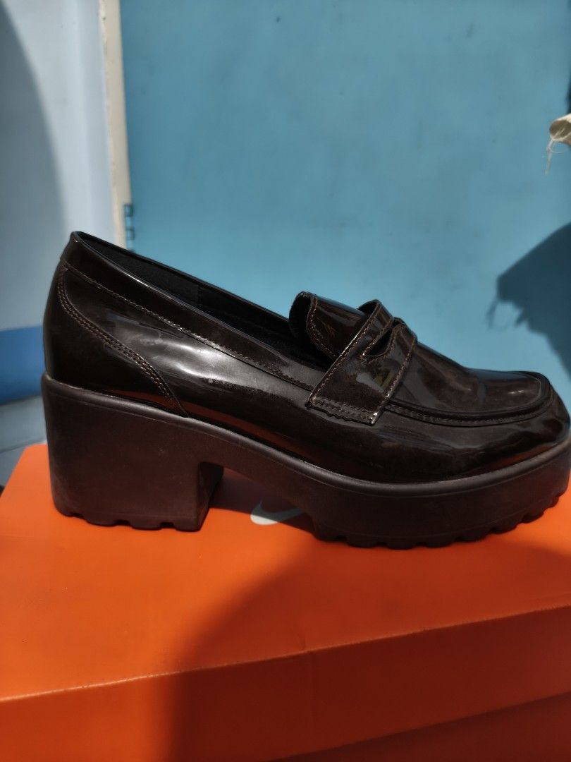 Brown Loafers with Heels Size 40 (Category: Loafers) located in Quezon City. Submitted by cade_solato (Listing ID 1415351590, Image 2). Description: RFS: not my size - comes with shoe box - only used once to check size.