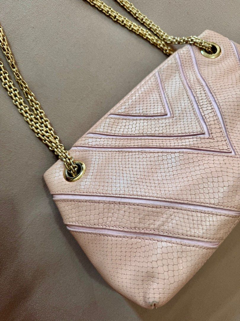 Daks Pink Chevron Chained Bag (Category: Luxury Bags & Wallets) located in Mexico. Submitted by studioleraph (Listing ID 1415271251, Image 2). Description: 👜 Daks Pink Chevron Chained Bag Color: Light Pink Condition: Pre-loved Price: PHP1,200.