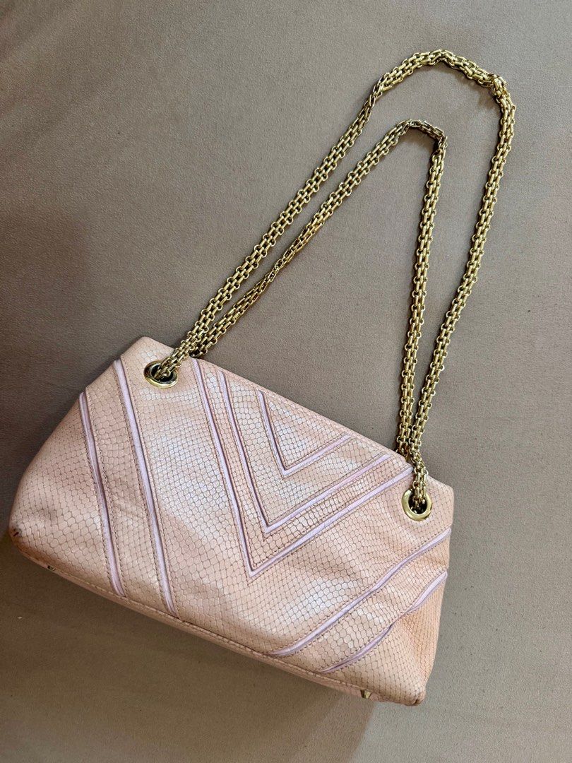 Daks Pink Chevron Chained Bag (Category: Luxury Bags & Wallets) located in Mexico. Submitted by studioleraph (Listing ID 1415271251, Image 1). Description: 👜 Daks Pink Chevron Chained Bag Color: Light Pink Condition: Pre-loved Price: PHP1,200.