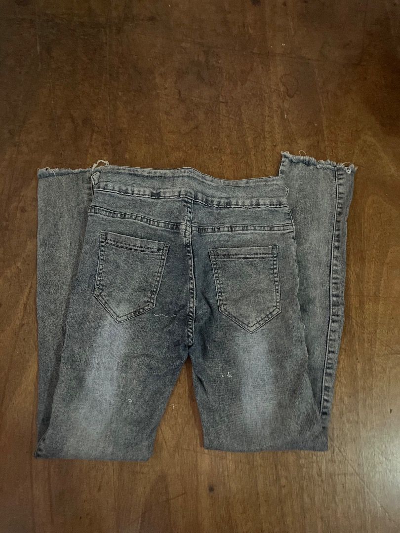 Grey Denim Jeans (Category: Jeans) located in Cebu City. Submitted by rtclle (Listing ID 1415274261, Image 2). Description: - Stretchable fabric - Waist 24-25.