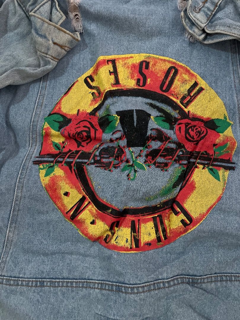Guns N' Roses Denim Jacket (Category: Coats, Jackets and Outerwear) located in Cebu City. Submitted by rtclle (Listing ID 1415273192, Image 2). Description: - Size L - never been used.