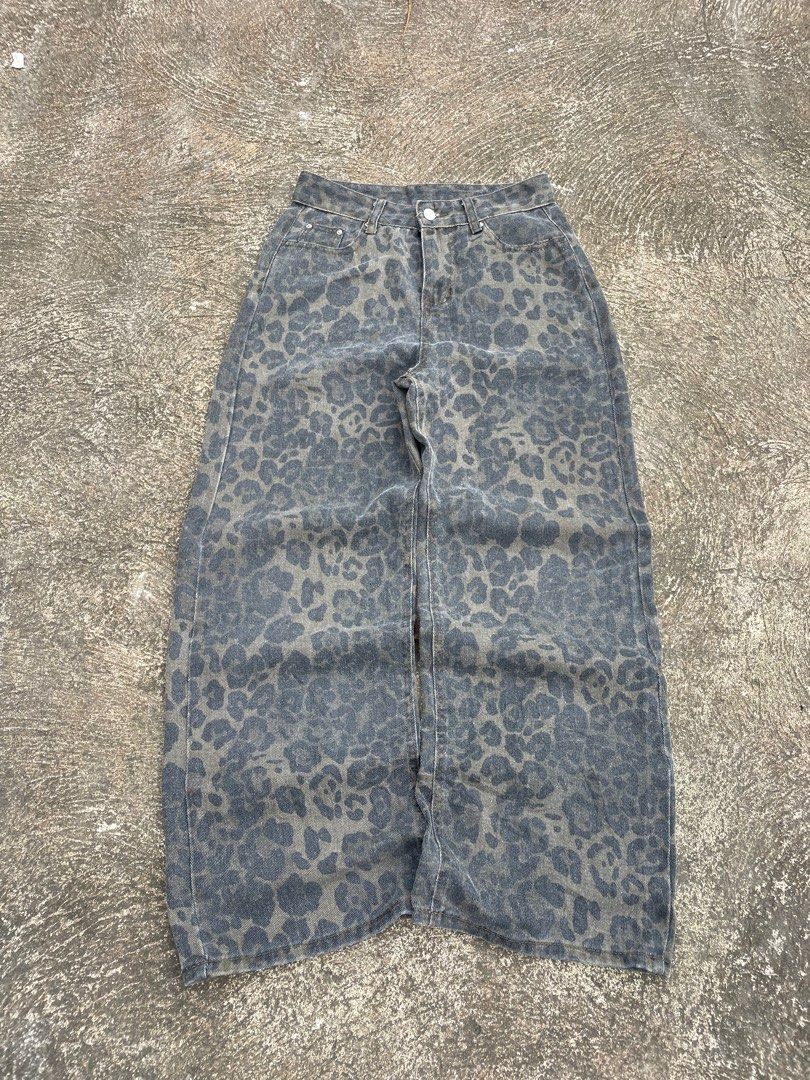 leopard baggy pants (Category: Jeans) located in Manila. Submitted by heironjay140351 (Listing ID 1415314677, Image 1). Description: no issue/excellent condition waist - 30 lenght - 40 leg thigh - 12 leg openn- 11 74 lang sf nyan kasii smalll piuch namn.