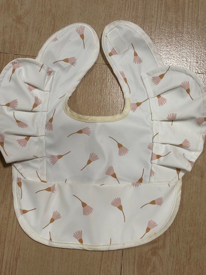 Little Sprout Waterproof Bibs (Category: Babies & Kids Fashion) located in Quezon City. Submitted by things.matter (Listing ID 1415259038, Image 3). Description: - Little Sprout bibs with waterproof material. - Features a handy pocket to catch spills. - Includes sleeves for extra protection. - Available in 3 cute patterns: rainbow, floral, and grey leaves. - Easy velcro closure..