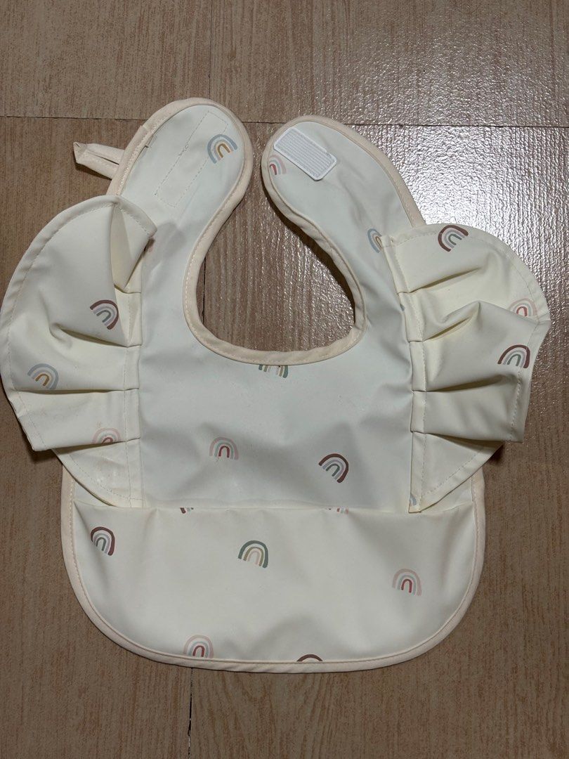 Little Sprout Waterproof Bibs (Category: Babies & Kids Fashion) located in Quezon City. Submitted by things.matter (Listing ID 1415259038, Image 1). Description: - Little Sprout bibs with waterproof material. - Features a handy pocket to catch spills. - Includes sleeves for extra protection. - Available in 3 cute patterns: rainbow, floral, and grey leaves. - Easy velcro closure..