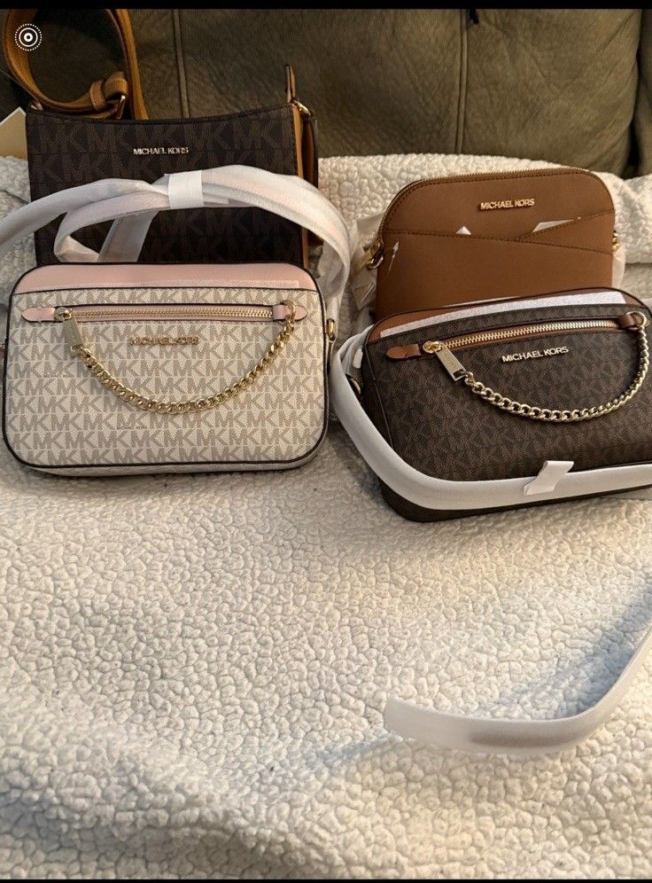 Michael Kors Crossbody Bags (Category: Cross-body Bags) located in Quezon City. Submitted by _quaintrelleshoppe_ (Listing ID 1415426414, Image 1). Description: Michael Kors bags from US Balikbayan boxes 📦 100% authentic (with price tags). Comes with paper bag 🛍 .
