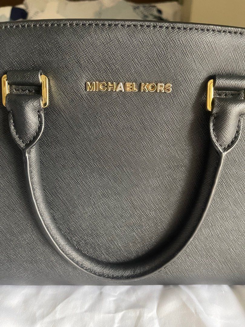 MICHAEL KORS Selma medium bag (Category: Luxury Bags & Wallets) located in Mandaluyong City. Submitted by fabfindsmnl (Listing ID 1415356253, Image 2). Description: 💯 authentic Michael Kors Selma medium satchel. Personally bought in Macy’s US for 298 USD (15k pesos). Complete with strap and dustbag. Dimensions: 14” L X 8.5” H X 5”W Gold hardware has some tarnishings and minor signs of use but leather of the bag is pristine and in excellent condi