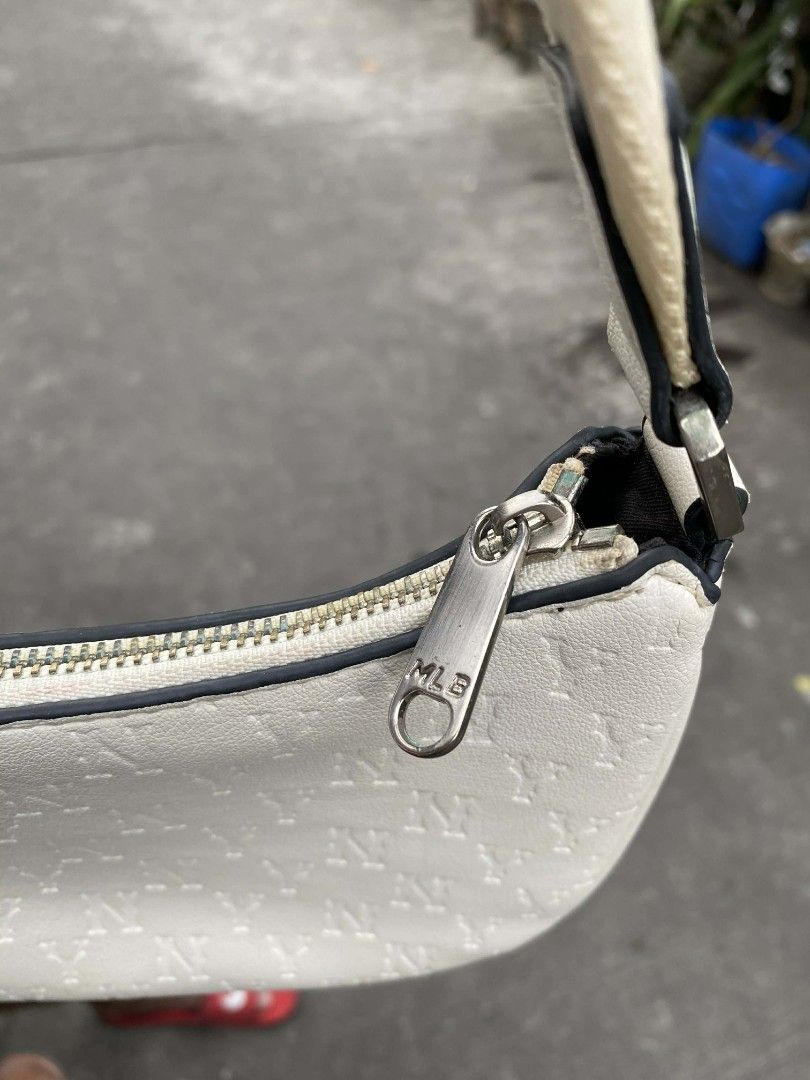 MLB New York Yankees Shoulder Bag (Category: Shoulder Bags) located in Manila. Submitted by jp-luxury (Listing ID 1415412927, Image 3). Description: - New York Yankees shoulder bag - Curved shape - Zipper closure - Single shoulder strap - Repeating NY logo pattern - Smooth material.