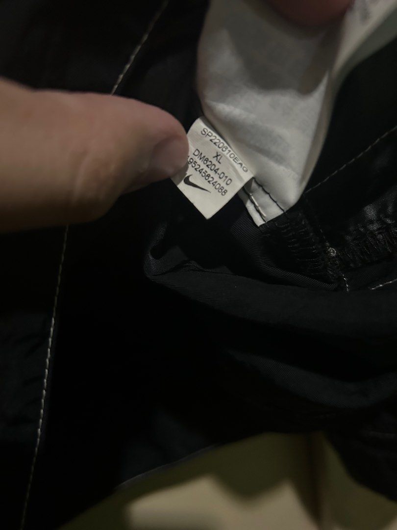 NIKE SWOOSH WINDBREAKER JACKET (Category: Coats, Jackets and Outerwear) located in Quezon City. Submitted by ger4rd (Listing ID 1415385261, Image 3). Description: NIKE SWOOSH WINDBREAKER JACKET SIZE XL 25x30 NO ISSUE 1000.