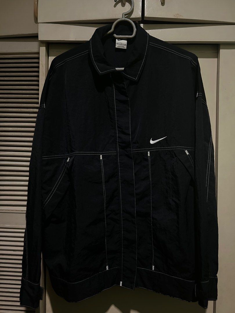 NIKE SWOOSH WINDBREAKER JACKET (Category: Coats, Jackets and Outerwear) located in Quezon City. Submitted by ger4rd (Listing ID 1415385261, Image 1). Description: NIKE SWOOSH WINDBREAKER JACKET SIZE XL 25x30 NO ISSUE 1000.