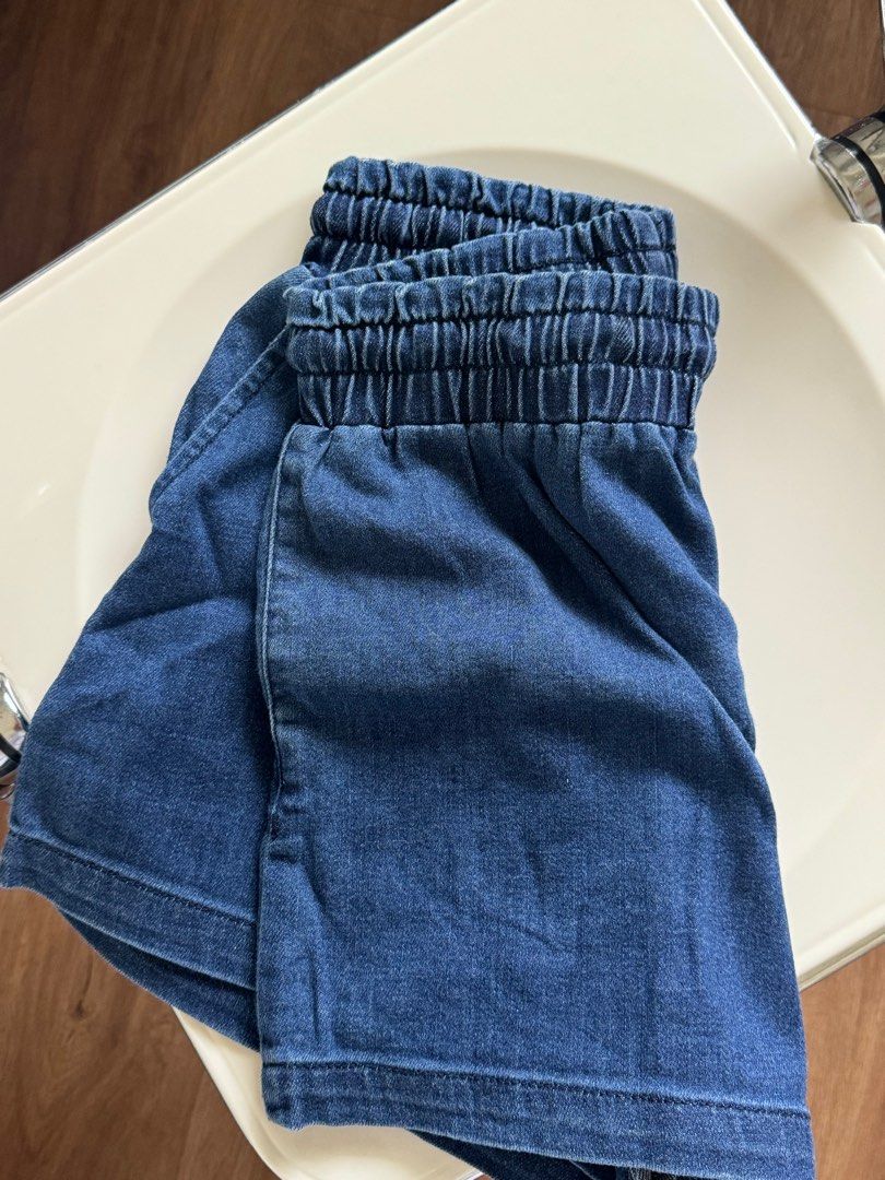 Penshoppe Denim Shorts (Category: Shorts) located in Pasig City. Submitted by closetmaxxing (Listing ID 1415262316, Image 3). Description: - Penshoppe denim shorts - Size: S - Features: - Elastic waistband - Drawstring - Two front pockets - Classic denim style 12” band (fits up to 28”) Stretchable Used once, like new .