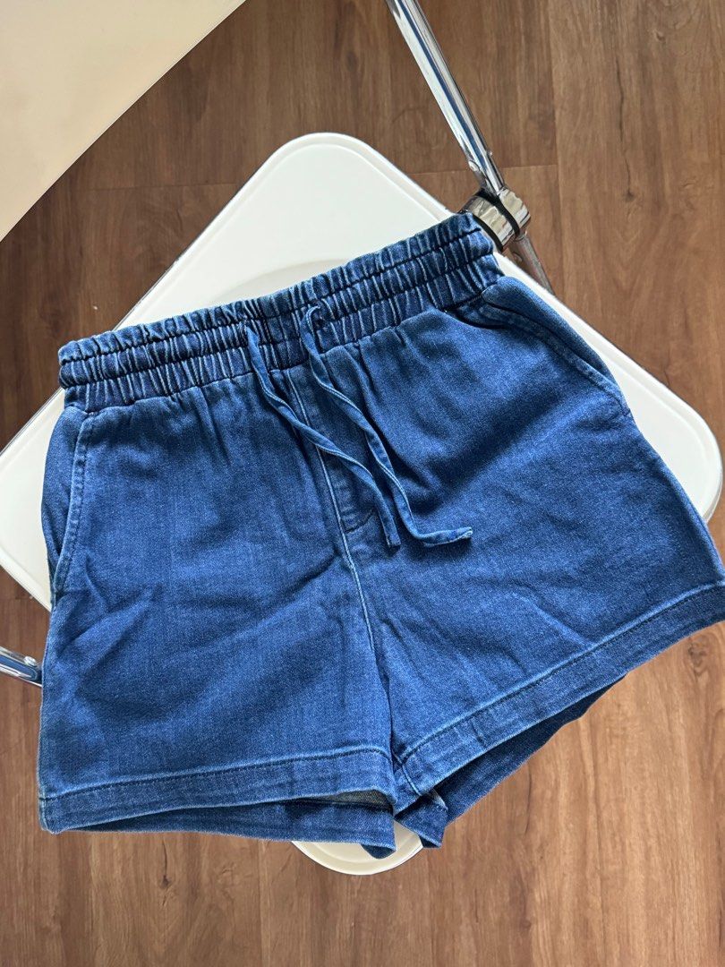 Penshoppe Denim Shorts (Category: Shorts) located in Pasig City. Submitted by closetmaxxing (Listing ID 1415262316, Image 1). Description: - Penshoppe denim shorts - Size: S - Features: - Elastic waistband - Drawstring - Two front pockets - Classic denim style 12” band (fits up to 28”) Stretchable Used once, like new .