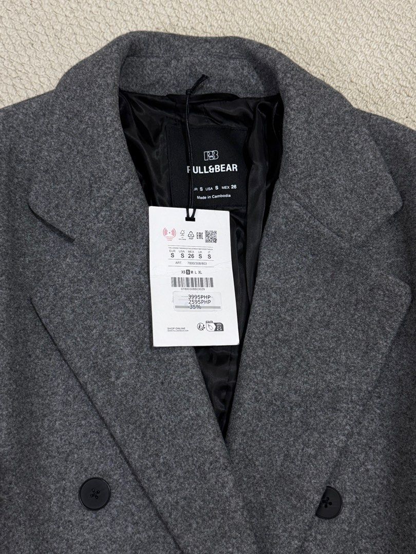 Pull and bear gray long coat (Category: Coats, Jackets and Outerwear) located in Makati City. Submitted by avikareyes1215 (Listing ID 1415328705, Image 2). Description: Brand new with tag Light weight coat Good for autumn and winter season Small on tag ( runs big ) Fit to medium-large frame.