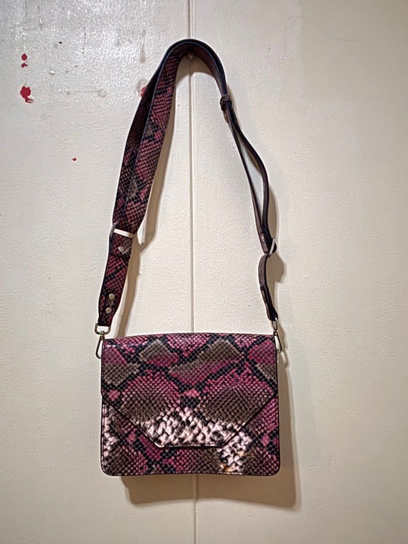 Snake Skin Pattern Shoulder Bag (Category: Shoulder Bags) located in Las Pinas. Submitted by tidyspaces (Listing ID 1415293644, Image 1). Description: Snake Skin bag Never used From states Great condition.