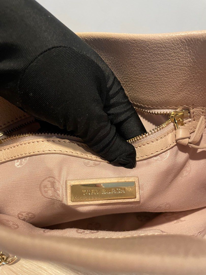Tory Burch Britten Leather Swingpack (Category: Luxury Bags & Wallets) located in Cebu City. Submitted by recarrynco. (Listing ID 1415382869, Image 2). Description: 📍CEBU CITY 👜 Tory Burch Britten Leather Swingpack - Triple compartment tote in light shell pink pebble leather with gold-tone hardware 🛵 Maxim within Cebu City, LBC for other cities/provinces 📩 DM for more info .