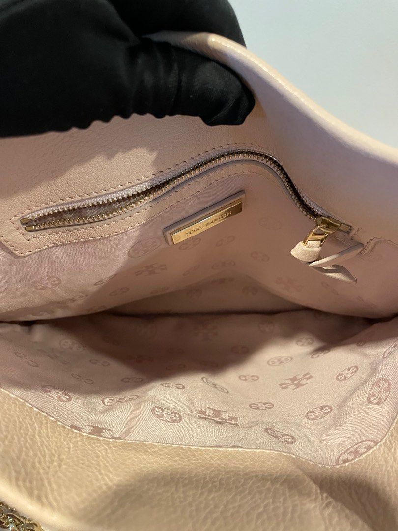 Tory Burch Britten Leather Swingpack (Category: Luxury Bags & Wallets) located in Cebu City. Submitted by recarrynco. (Listing ID 1415382869, Image 3). Description: 📍CEBU CITY 👜 Tory Burch Britten Leather Swingpack - Triple compartment tote in light shell pink pebble leather with gold-tone hardware 🛵 Maxim within Cebu City, LBC for other cities/provinces 📩 DM for more info .