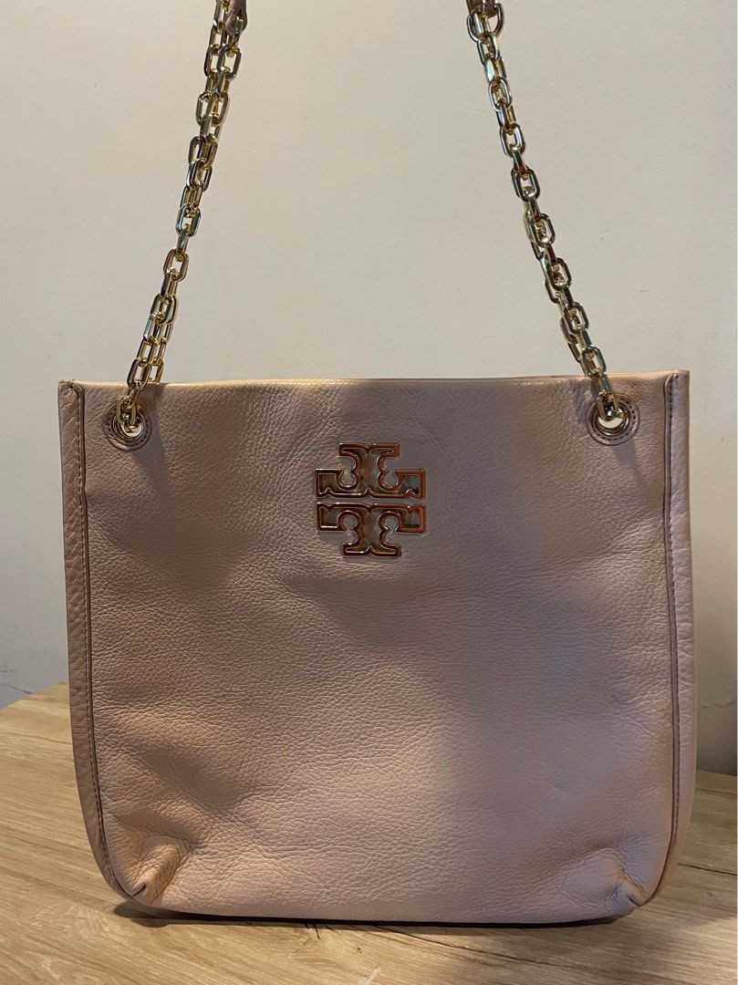 Tory Burch Britten Leather Swingpack (Category: Luxury Bags & Wallets) located in Cebu City. Submitted by recarrynco. (Listing ID 1415382869, Image 1). Description: 📍CEBU CITY 👜 Tory Burch Britten Leather Swingpack - Triple compartment tote in light shell pink pebble leather with gold-tone hardware 🛵 Maxim within Cebu City, LBC for other cities/provinces 📩 DM for more info .