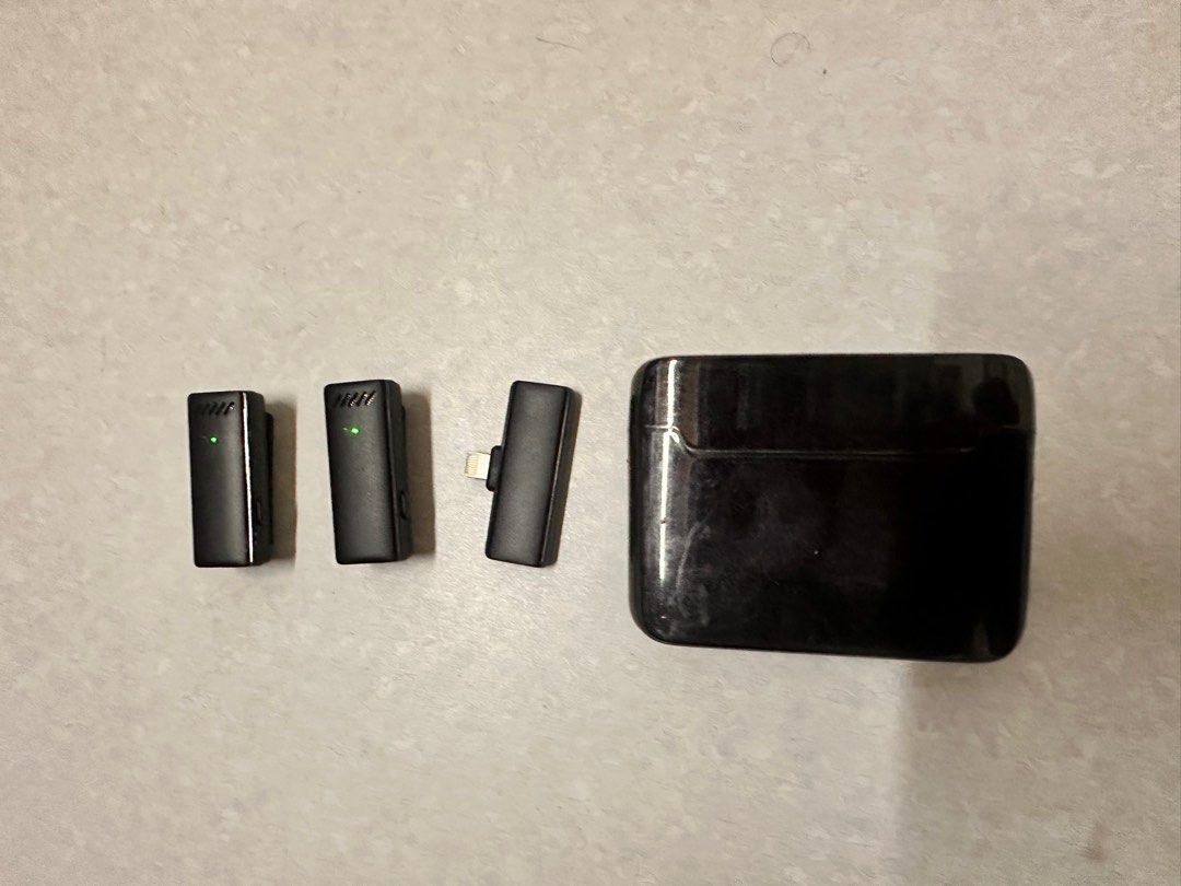 Wireless Microphone System with Charging Case65076306649218110