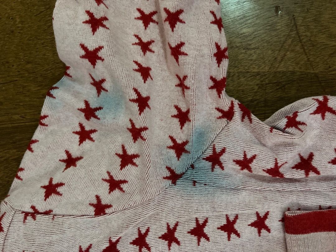 Y2k Pink Star Pattern Hoodie (Category: Coats, Jackets and Outerwear) located in Cebu City. Submitted by rtclle (Listing ID 1415270695, Image 3). Description: - Size xs-s - Has blue stains on the armpit area.