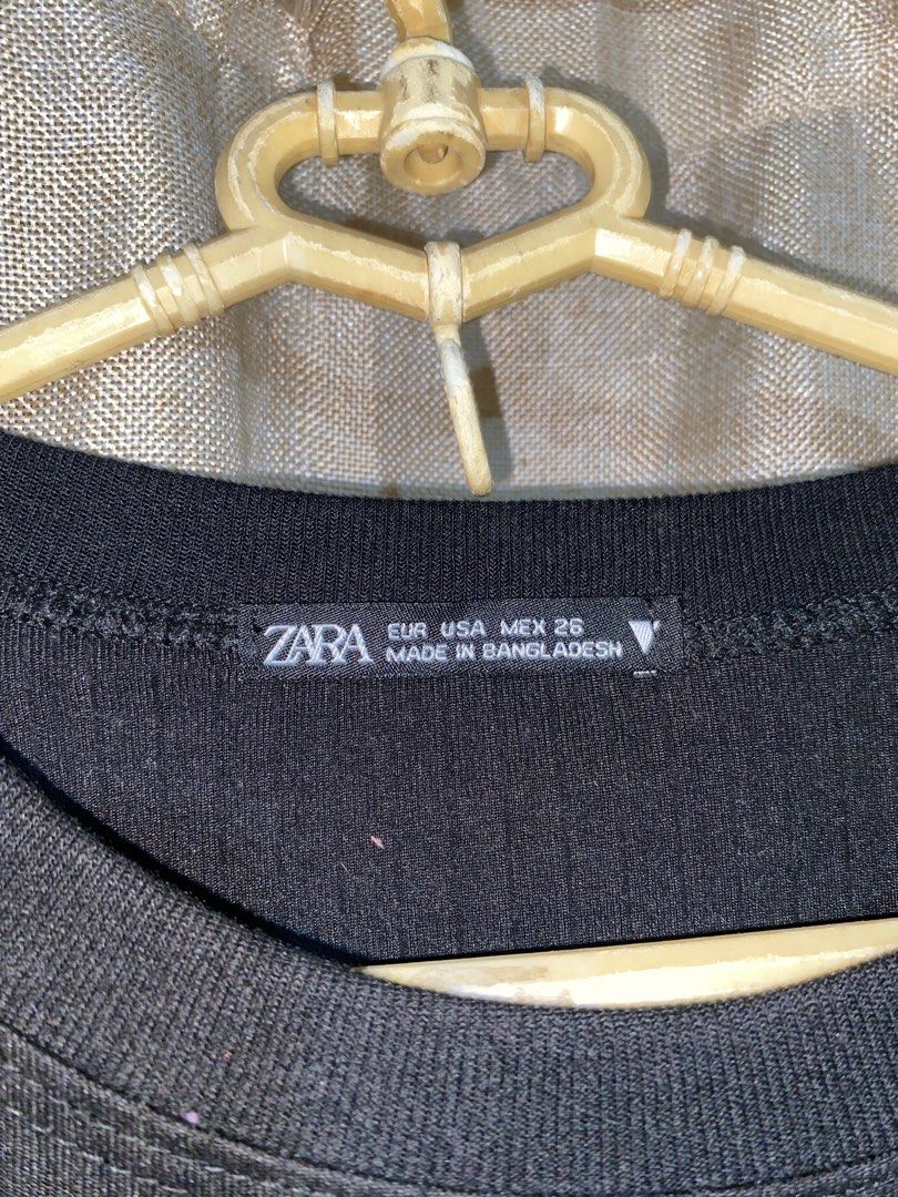 Zara Black Oversized T-shirt (Category: Tshirts & Polo Shirts ) located in Rizal. Submitted by chalspreloved (Listing ID 1415407203, Image 2). Description: - Zara oversized black t-shirt - Crew neck design - Short sleeves - Made in Bangladesh - Size: EUR USA MEX 26 - Perfect for everyday casual outfits.