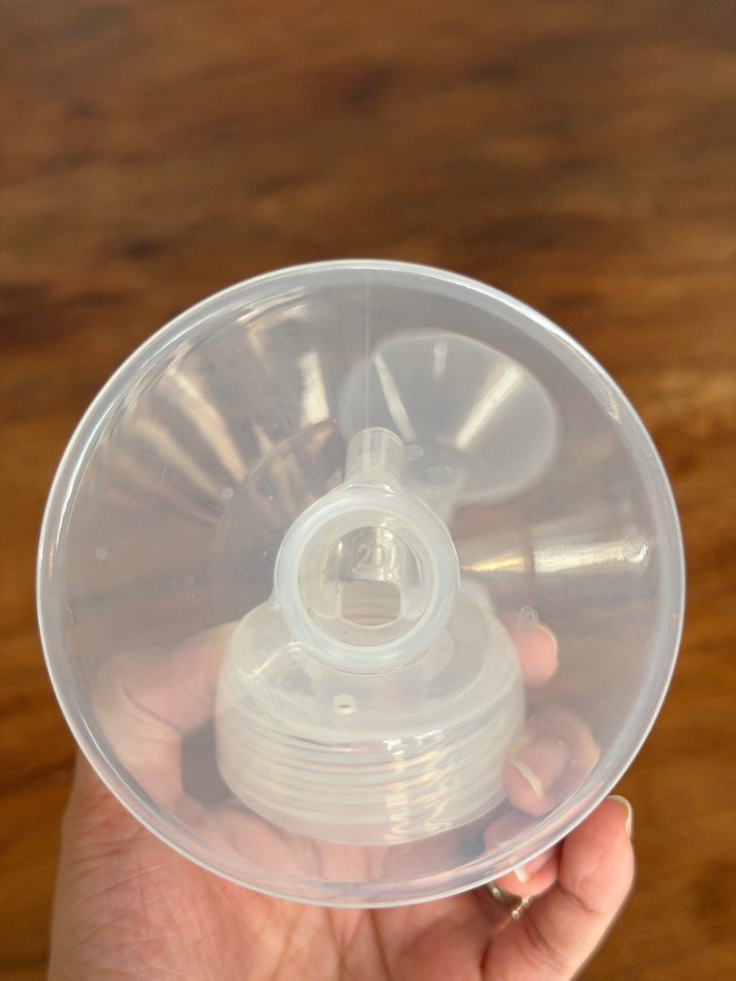 20mm flanges with bottle (Category: Breastfeeding & Bottle Feeding) located in Bulacan. Submitted by mommyjee (Listing ID 1415599548, Image 3). Description: 20mm flange (2pcs) for spectra with free bottle (2pcs also).