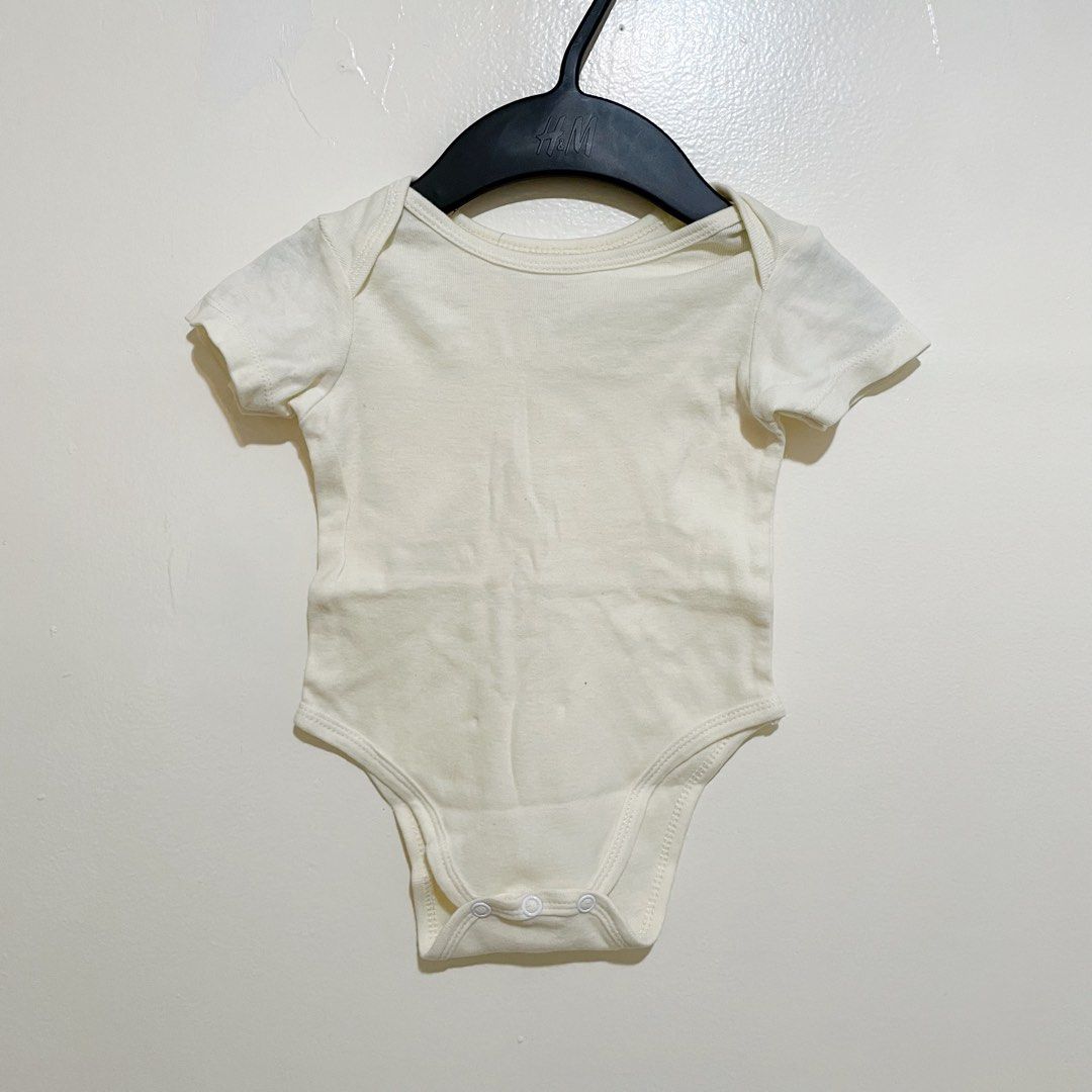 3-6 Months Onesie Set (Category: Babies & Kids Fashion) located in Las Pinas. Submitted by bloo_ (Listing ID 1415481936, Image 2). Description: 📍 BF Homes, Las Piñas 3-6 Months Onesie Set for Baby Girl Brand: 1 is Old Navy Color: Pink, White, Yellow Size: 3-6 months Design: Patterned, short sleeve 👀 Please check the photos thoroughly 👋🏻 Pre-loved. Manage your expectations 🛵 Lalamove / J&T 🏦 GCash.