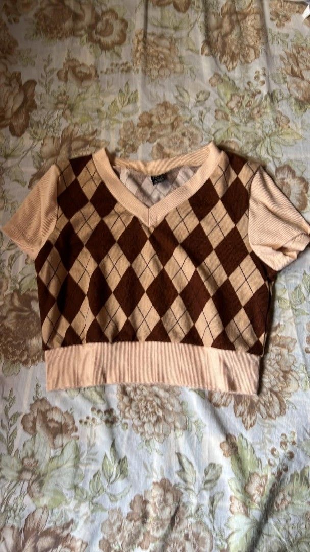 Argyle V-Neck Crop Top (Category: Others Tops) located in Manila. Submitted by nicoleanne84656 (Listing ID 1415466939, Image 1). Description: FREE if you buy 3 items and above from my shop - Argyle crop top - Color: Brown and beige - Design: V-neck, short sleeves - Hem: Solid beige - Versatile and stylish.