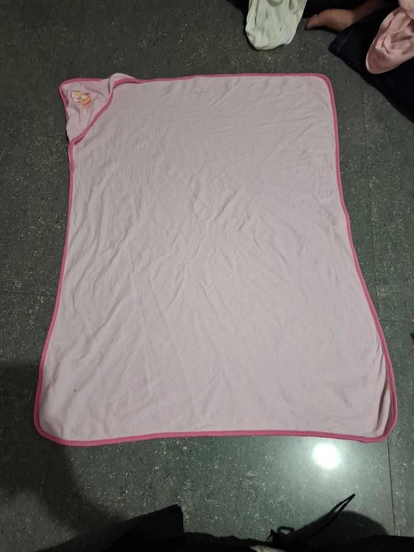 Baby Hooded Towels (Category: Other Baby Bathing & Changing Needs) located in Caloocan City. Submitted by lianahmend48152 (Listing ID 1415490782, Image 3). Description: - 3 + 2 (may stain po) free pieces 😊 - Set of baby hooded towels - Colors: White, pink, and yellow - Includes Winnie the Pooh design on some towels - Made of soft, absorbent material - Keeps baby warm and cozy after bath.