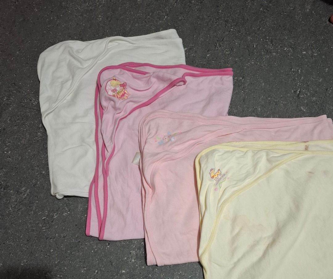 Baby Hooded Towels (Category: Other Baby Bathing & Changing Needs) located in Caloocan City. Submitted by lianahmend48152 (Listing ID 1415490782, Image 1). Description: - 3 + 2 (may stain po) free pieces 😊 - Set of baby hooded towels - Colors: White, pink, and yellow - Includes Winnie the Pooh design on some towels - Made of soft, absorbent material - Keeps baby warm and cozy after bath.