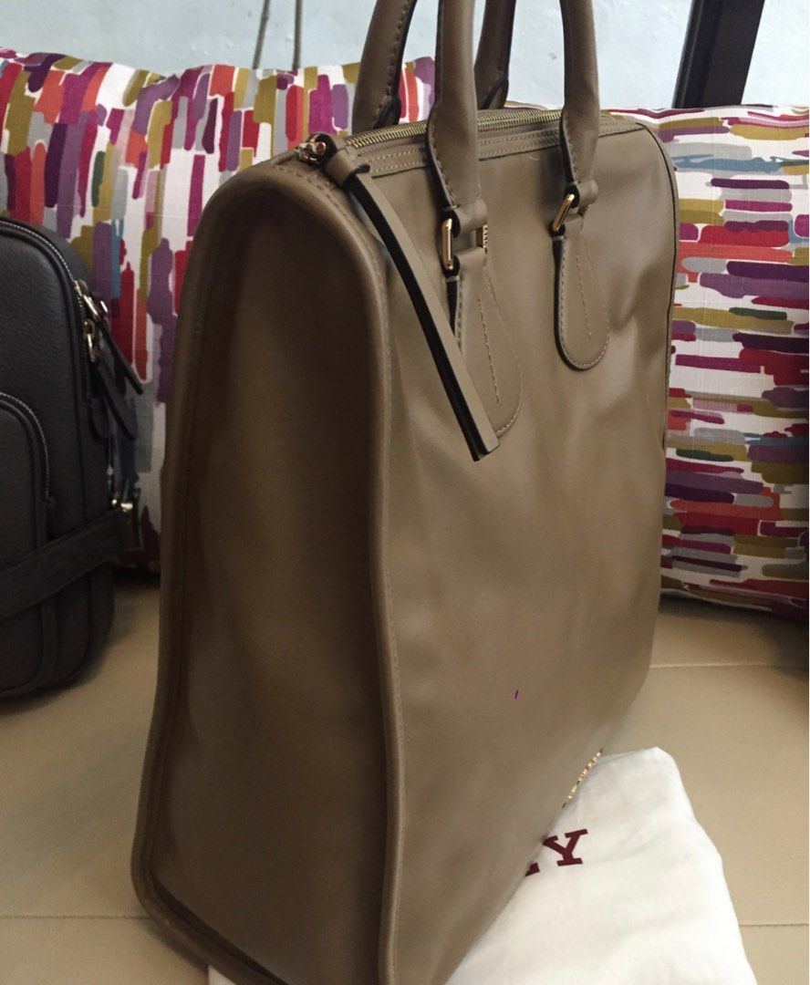 Bally Leather Tote Bag (Category: Luxury Bags & Wallets) located in Manila. Submitted by annann1003 (Listing ID 1415507295, Image 3). Description: - Unused, just stored -Bally tote bag - Neutral color - Top zipper closure - Two top handles - Includes dust bag with Bally logo - Made of leather - Rectangular shape.