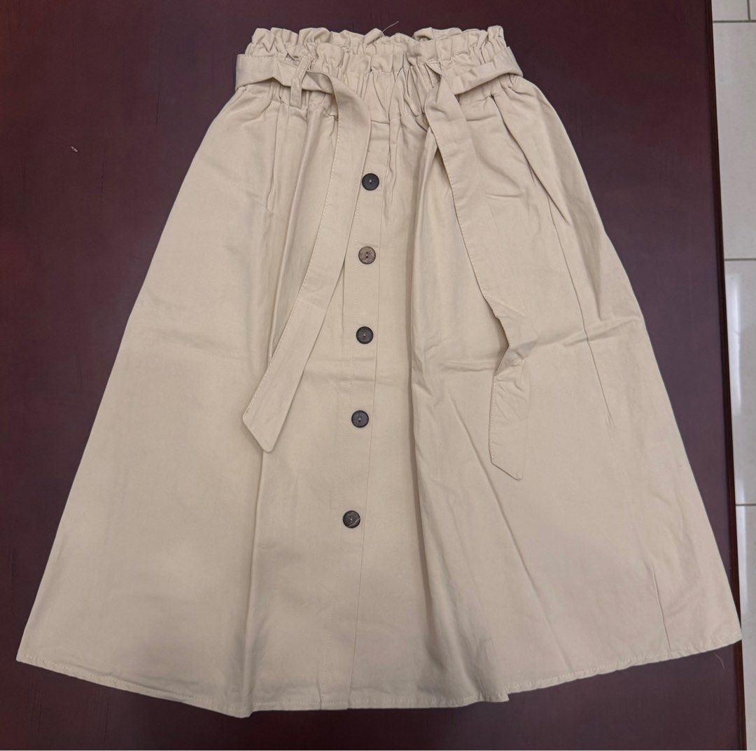 Beige midi skirt with belt (Category: Skirts) located in Tarlac. Submitted by elroy3 (Listing ID 1415535680, Image 1). Description: .