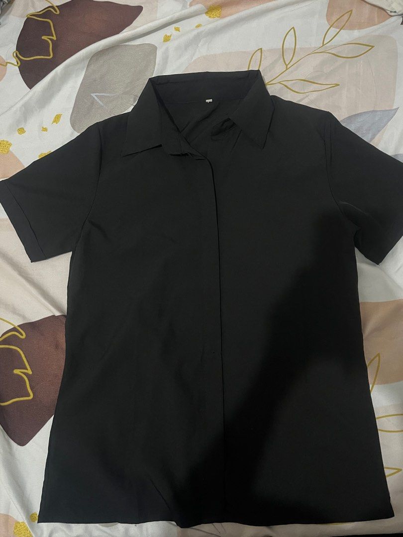 Black Short Sleeve Collared Blouse (Category: Blouses) located in Paranaque City. Submitted by rieclutter (Listing ID 1415572817, Image 2). Description: - xs-s - Black short-sleeved blouse - Collared neckline - Button-down front - Made of smooth fabric - Classic and versatile design - Easy to pair with different bottoms.