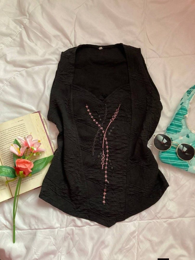 Black Sleevless top (Category: Sleeveless) located in Davao. Submitted by ynspired (Listing ID 1415585635, Image 1). Description: .