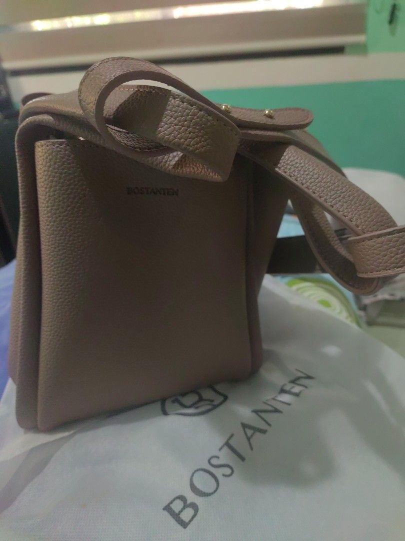 BOSTANTEN Handbag (Category: Luxury Bags & Wallets) located in Basista. Submitted by hupomeno (Listing ID 1415449009, Image 1). Description: - BOSTANTEN handbag - Neutral color - Top handle - Flap closure - Textured material - Includes dust bag.