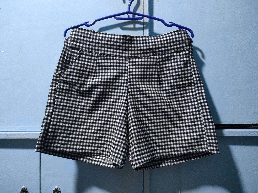 brand new black and white checkered gingham shorts (Category: Shorts) located in Silang. Submitted by oddsense (Listing ID 1415533405, Image 1). Description: Brand: unknown Waist: starts from 28 in (70 cm) Length: 40 cm Color: Black & White Pattern: Checkered (Gingham) Material: possibly spanribs Weave: Seersucker Opacity: Regular Elasticity: Mid-stretch Fit: Regular fit to Loose fit Flaws: none Additional Details: stretchable waist, premium qual