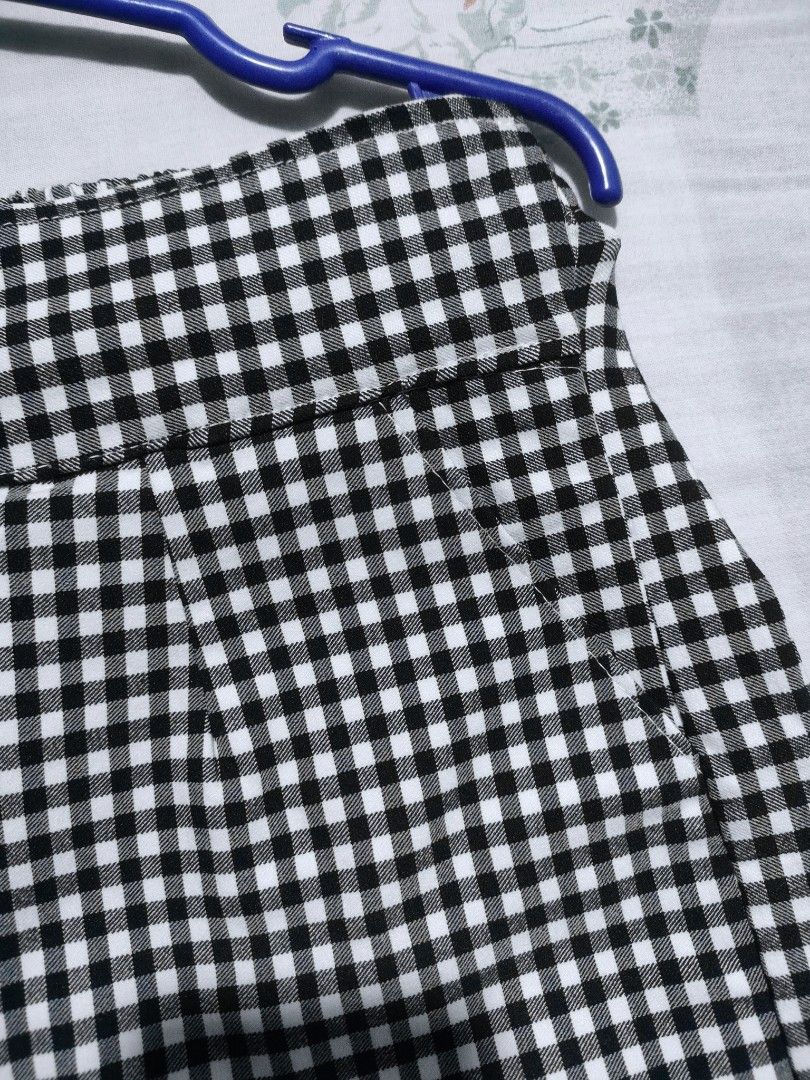 brand new black and white checkered gingham shorts (Category: Shorts) located in Silang. Submitted by oddsense (Listing ID 1415533405, Image 3). Description: Brand: unknown Waist: starts from 28 in (70 cm) Length: 40 cm Color: Black & White Pattern: Checkered (Gingham) Material: possibly spanribs Weave: Seersucker Opacity: Regular Elasticity: Mid-stretch Fit: Regular fit to Loose fit Flaws: none Additional Details: stretchable waist, premium qual