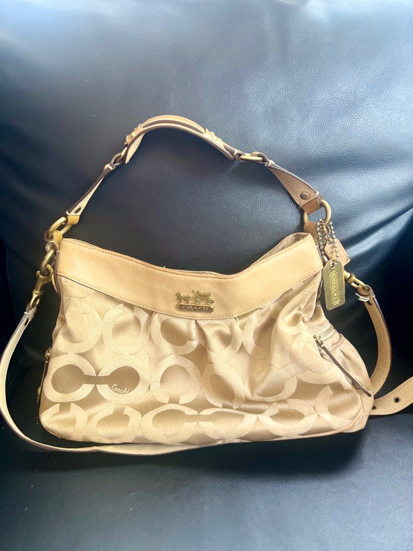 Coach Signature Hobo Bag (Category: Luxury Bags & Wallets) located in Bacolod City. Submitted by cmb23 (Listing ID 1415463208, Image 1). Description: Original Coach Signs of usage Good condition Can give lp for sure buyer Cannot reply to chat due to lagpas sa quota ni Carousell. Pls contact me at 09159819509 for more details abt the bag..