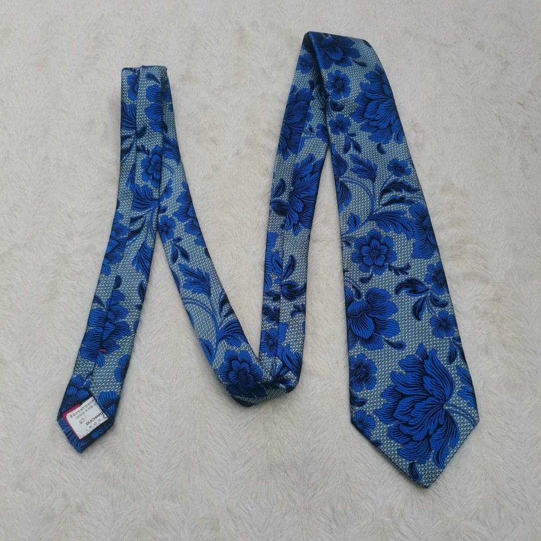 Duchamp London Floral Tie (Category: Ties) located in Manila. Submitted by titojay (Listing ID 1415457443, Image 3). Description: - Duchamp London tie - Blue floral pattern on light blue background - Pink lining - Made in Italy - Intricate design - Adds sophistication.