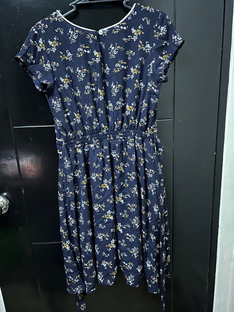 Floral Print Dress (Category: Dresses) located in Taguig. Submitted by camsd (Listing ID 1415576775, Image 2). Description: - Navy blue dress with a delicate floral print - Short sleeves - White trim on neckline and waist - Button closure at the back - Gathered waistline - Made of lightweight fabric - Ideal for warm weather Bust 27 inches Length 34 inches.