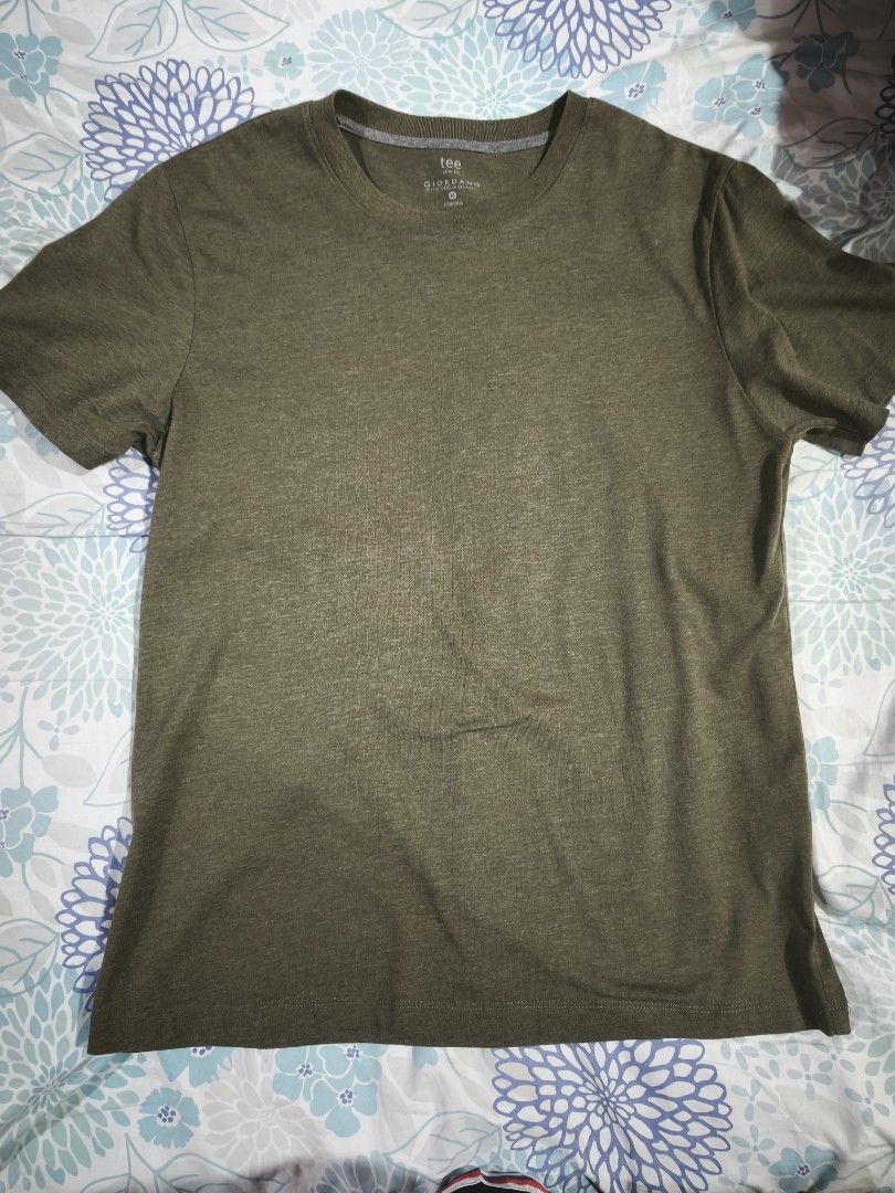 Giordano Olive Green Plain Tee Shirt (Category: Tshirts & Polo Shirts ) located in Quezon City. Submitted by jasonla03 (Listing ID 1415480427, Image 1). Description: 💵 Dimension: 27 x 19.5 M 💯 Legit/Authentic ▪️DM me if interested 📩 ▪️Delivery via Lalamove, Grab, LBC, or J&T ▪️Loc: Kamuning Area, Quezon City - Olive green crew neck t-shirt - Classic, simple style - Made from soft, textured fabric - Ideal for casual wear.