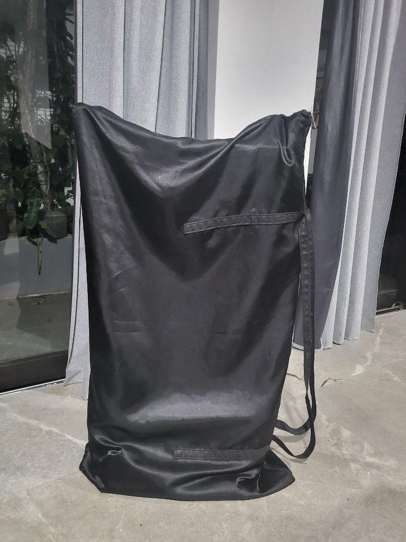Gladking Director's Chair (Category: Chairs) located in Manila. Submitted by jjcastillo08 (Listing ID 1415574275, Image 3). Description: - Black Gladking director's chair - Features footrest and armrests - Folds for easy storage and transport - Includes a black carrying bag - Gladking logo visible - Perfect for makeup artists, film sets, or home use.