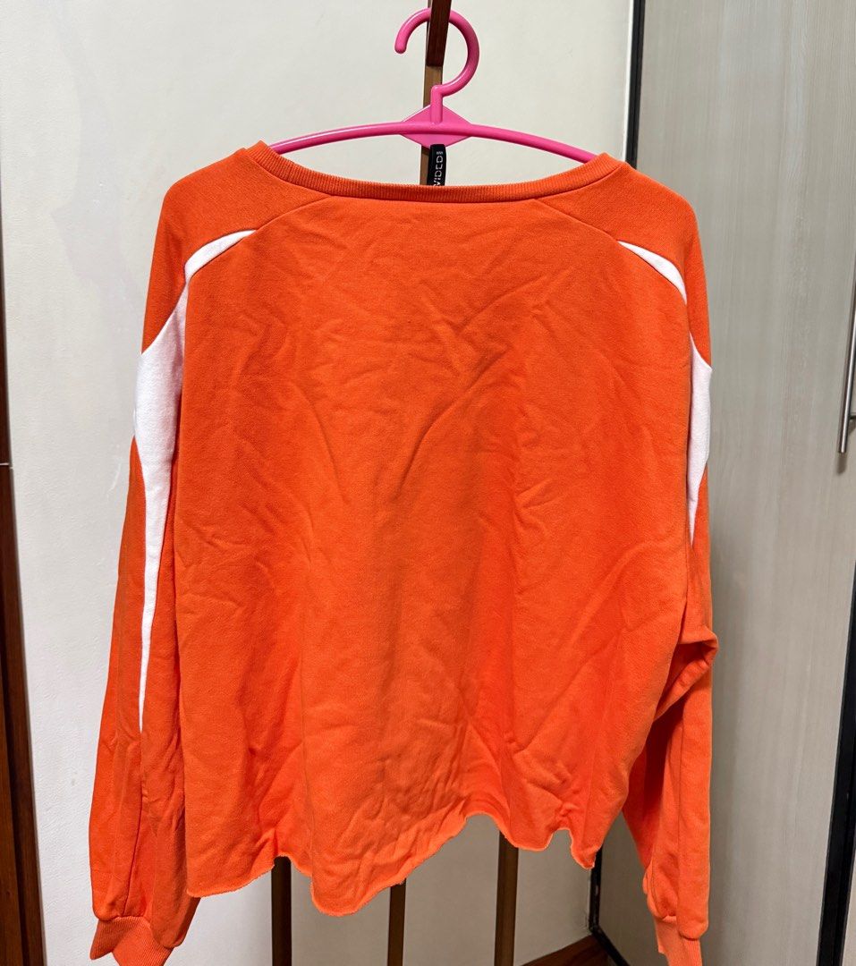H&M Divided Louisiana Sweatshirt (Category: Longsleeves) located in Manila. Submitted by preluvsbyzee (Listing ID 1415603282, Image 3). Description: - H&M Divided orange sweatshirt - Size: L - Crew neck - Long sleeves .