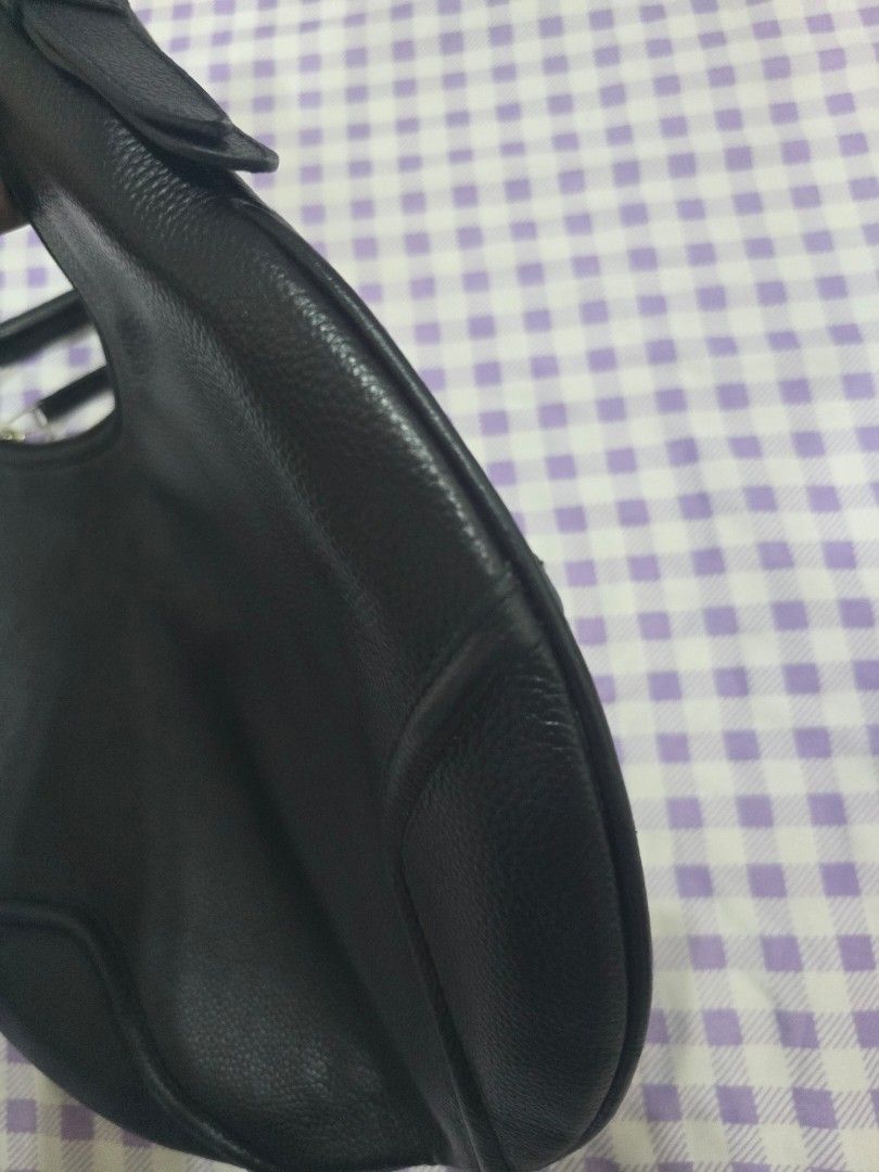 holborn maxi hobo bag (Category: Shoulder Bags) located in Caloocan City. Submitted by phyllis4 (Listing ID 1415555243, Image 2). Description: - Black leather shoulder bag - Curved design - Single handle - Zipper closure - Textured leather finish - Solid black color - Good stitching condition.