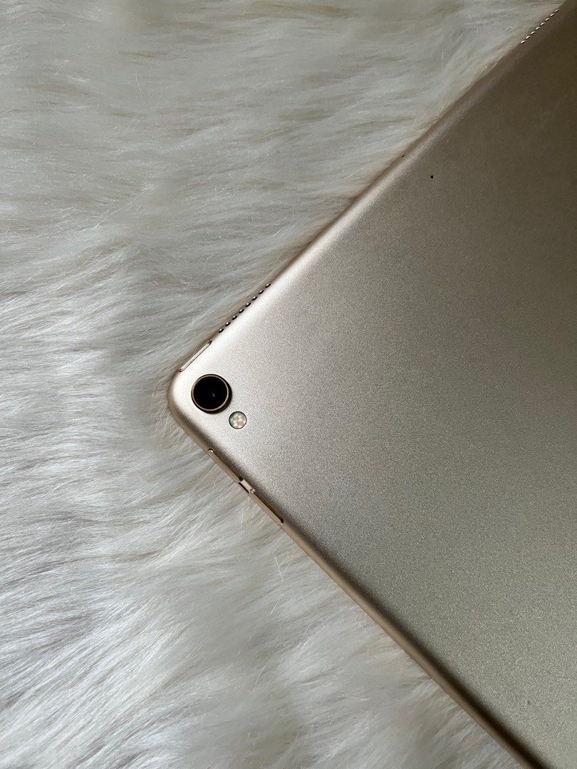 Ipad Pro 2017 ( 10.5”) 256GB (Category: iPad) located in Manila. Submitted by rein_on_me (Listing ID 1415538644, Image 2). Description: IPad Pro 10.5 inch 256 gb Wifi Fingerprint/Truetone working Camera working back and front Fingerprint working Minimal Signs of Usage Check all you want Included: Charger, cable, stylus pen, and cases. Rfs: Need mag-upgrade.